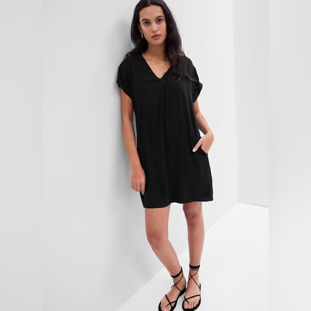 Black v neck dress